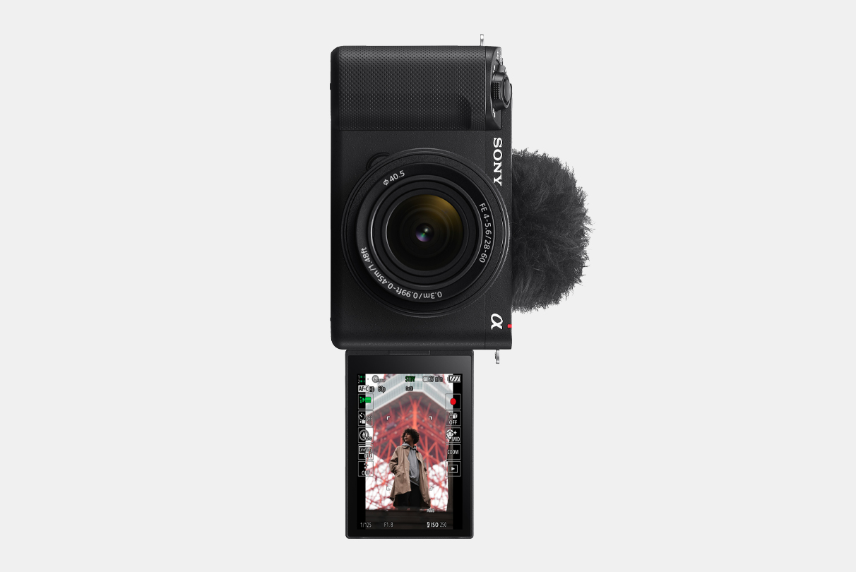 Immagine della fotocamera ZV-E1 con display LCD orientato verso la parte anteriore con l'immagine di un uomo nel display di informazioni verticale