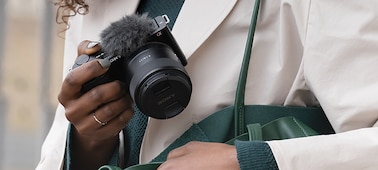 Modello estrae una fotocamera dalla borsa