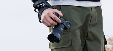 Immagine di un uomo con la fotocamera in mano