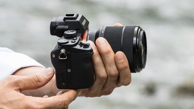Fotocamera full-frame con stabilizzazione dell'immagine a 5 assi
