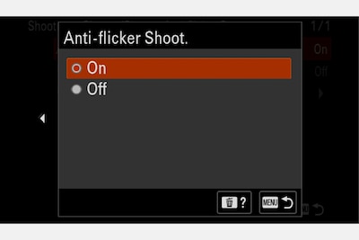 Menu della fotocamera che mostra Scatti senza sfarfallio impostata su [On].