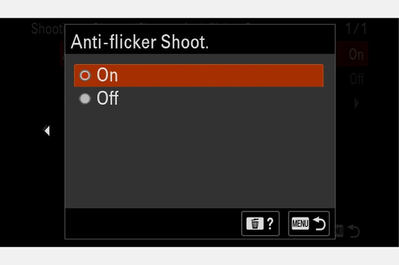 Menu della fotocamera che mostra Scatti senza sfarfallio impostata su [On].