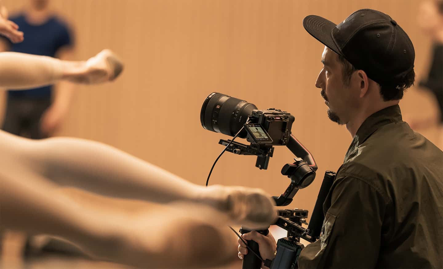Immagine di utilizzo che mostra un fotografo che fotografa una prova di balletto con la fotocamera montata su gimbal