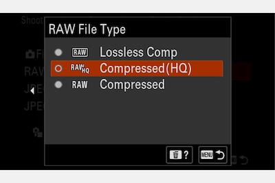 Menu della fotocamera che mostra il tipo di file RAW con il formato Compresso (HQ) selezionato.