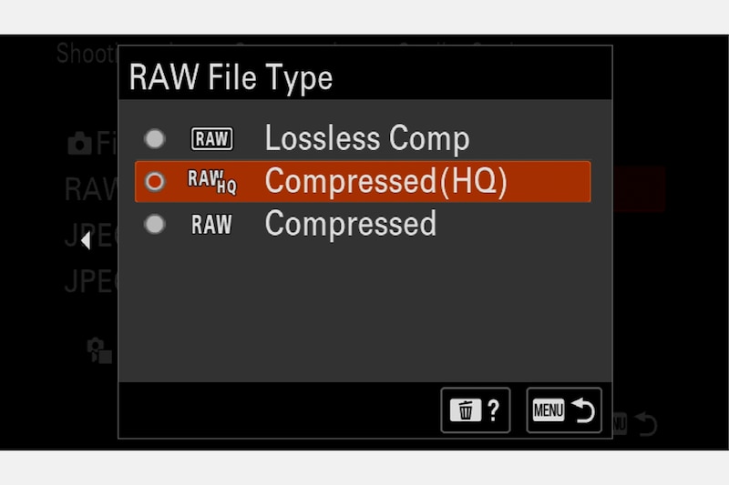 Menu della fotocamera che mostra il tipo di file RAW con il formato Compresso (HQ) selezionato.