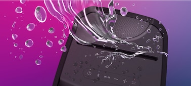 Immagine dall’alto dello speaker portatile XP700 X-Series con schizzi di acqua, per mostrare la resistenza all’acqua.