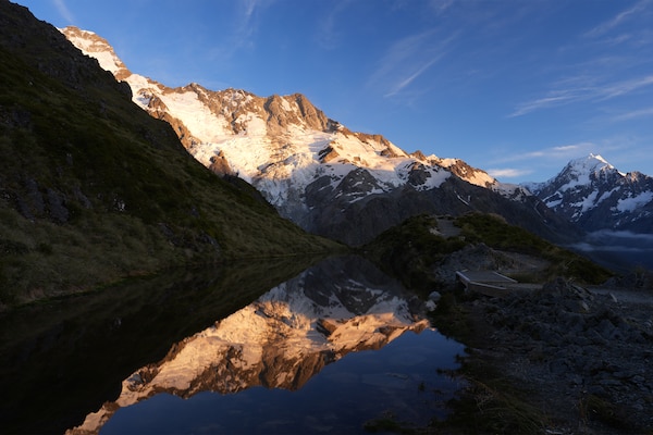 Immagine di esempio di montagne innevate riflesse nell'acqua, che dimostra l'ampia gamma dinamica.